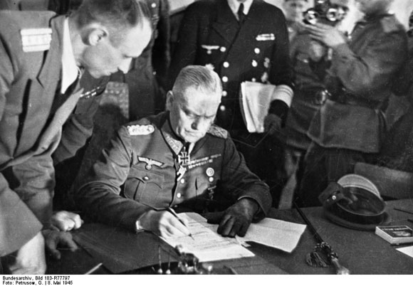 Generalfeldmarschall Wilhelm Keitel unterzeichnet die Kapitulationsurkunde (8. Mai 1945)